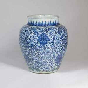 Vase en porcelaine avec motifs de lotus bleu époque Kangxi