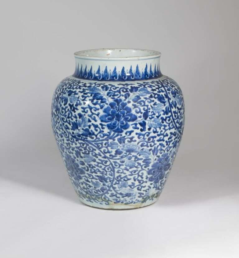Vase en porcelaine avec motifs de lotus bleu époque Kangxi