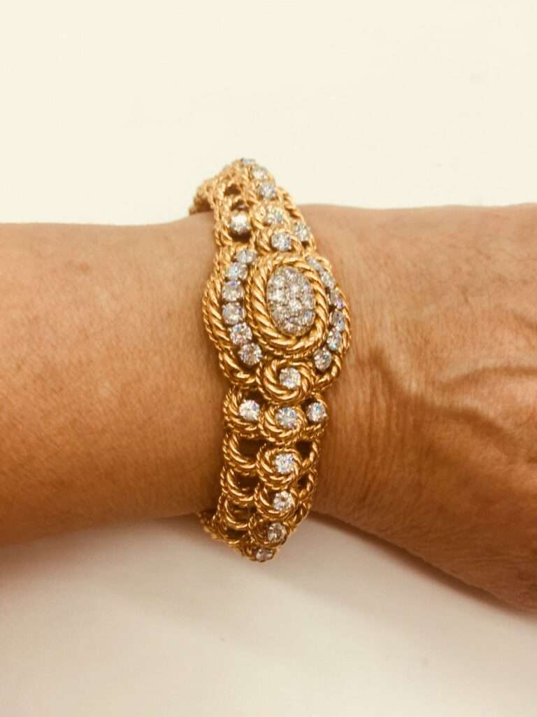 Bracelet montre en or et diamants signé REGNIER vers 1960