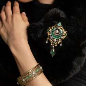 Beaumont & Cie - Bracelet jonc orné d'émeraudes, diamants et perles fines