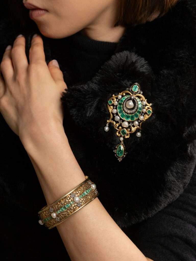 Beaumont & Cie - Bracelet jonc orné d'émeraudes, diamants et perles fines