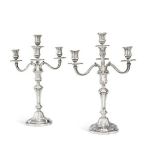 Paire de candélabres en argent à quatre lumières – France, XXe siècle, style Régence