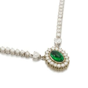 Collier en or 18 carats, émeraude cabochon et diamants taille brillant