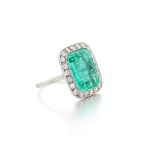 Bague en émeraude taille coussin et entourage de diamants – Platine, poinçon français