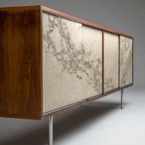 Buffet Florence Knoll 1961 authentique, noyer américain travertin, piètement acier chromé, Knoll Planning Unit estampillé, provenance documentée architecte parisien.