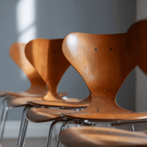 6 chaises Ant Arne Jacobsen 1952 modèle 3101, contreplaqué teck années 60, piètement tubulaire chromé Fritz Hansen, marquage origine conservé.