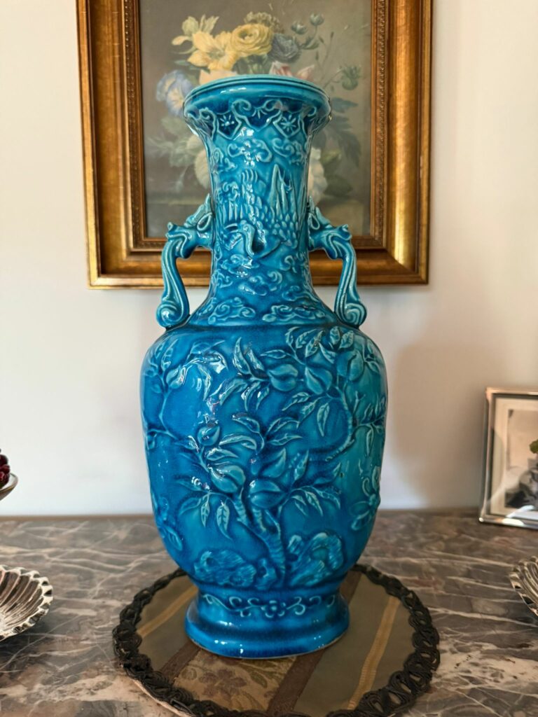Grand vase bleu turquoise à décor en relief