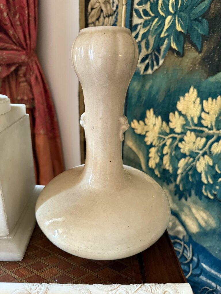 Vase en porcelaine blanche craquelée