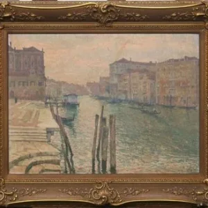 Huile sur toile signée en bas à gauche, contresignée et titrée au dos. Vue atmosphérique du Grand Canal vénitien dans une lumière matinale diffuse. Dimensions : 60 x 80 cm