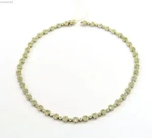 A une rangée de maillons formant des petites fleurs serties de diamants taille brillant